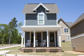 Traditions Townhomes | Student Housing in Oxford, MS - Building Photo - Building Photo