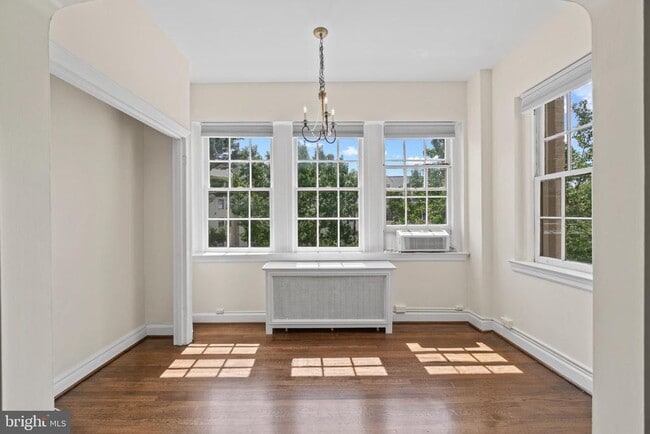 property at 2737 Devonshire Pl NW