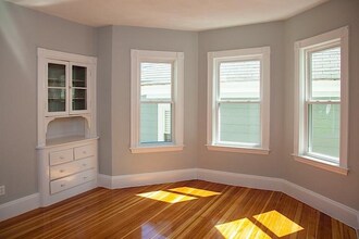 21 Granite St, Unit 1 in Somerville, MA - Foto de edificio - Building Photo
