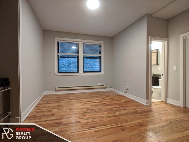 4542 N Damen Ave, Unit 102 in Chicago, IL - Building Photo - Building Photo