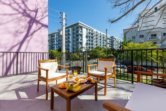 Saffron - Co-Living Apartments in Miami, FL - Foto de edificio - Building Photo