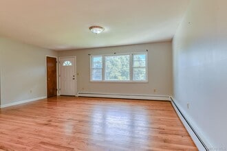 11 Hudson Bluff Dr in Marlboro, NY - Building Photo - Building Photo