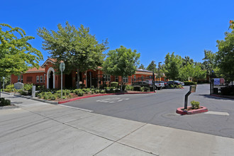 Colonia San Martin in Sacramento, CA - Foto de edificio - Building Photo