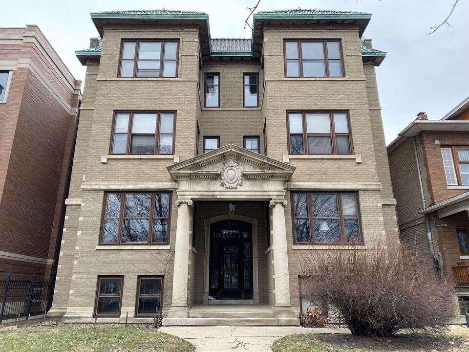 2548 W Logan Blvd in Chicago, IL - Building Photo