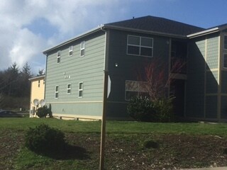 2045 SE Azalea Ave in Warrenton, OR - Building Photo