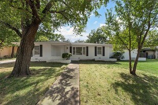 2416 Lake Air Dr in Waco, TX - Building Photo
