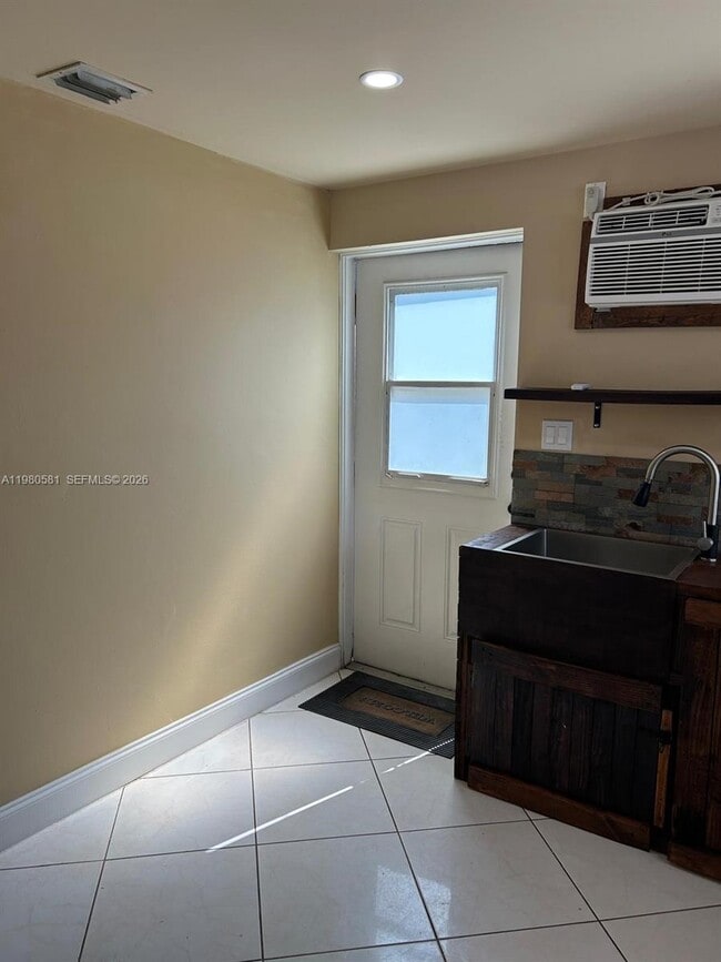 1301 N 58th Ave in Hollywood, FL - Building Photo - Building Photo