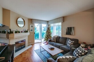 2220 Camino De La Reina in San Diego, CA - Building Photo - Building Photo