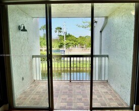 4623 NW 97th Ct, Unit 14 in Doral, FL - Foto de edificio - Building Photo