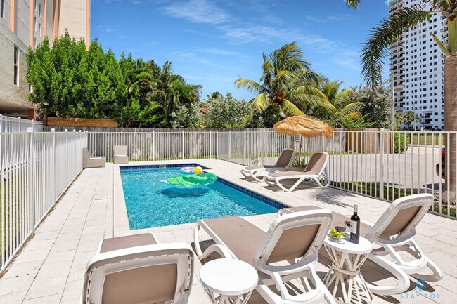 809 S Ocean Dr in Hollywood, FL - Building Photo - Building Photo