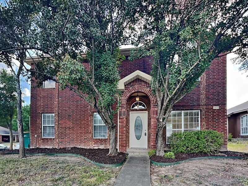 1017 Woodall Dr in Cedar Hill, TX - Building Photo