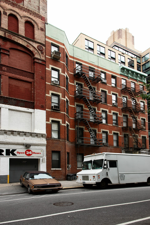 152 W 20th St in New York, NY - Building Photo