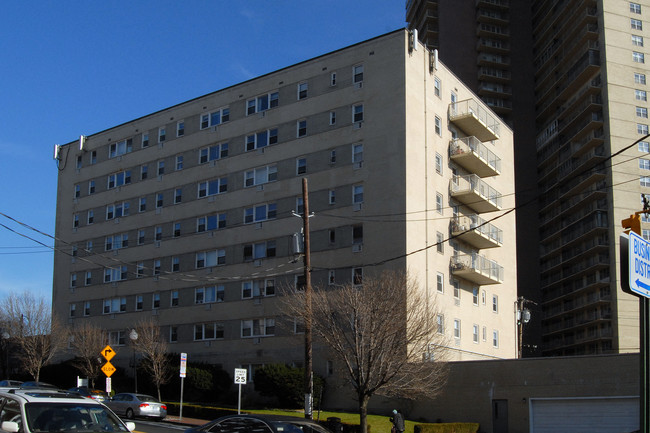 Park East Apartments in West New York, NJ - Building Photo - Building Photo