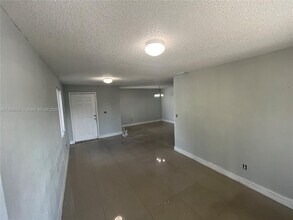 1727B NW 16th St in Miami, FL - Building Photo - Building Photo