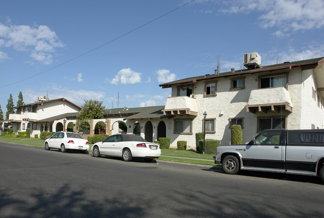 La Granada Apartments in Fresno, CA - Building Photo - Building Photo