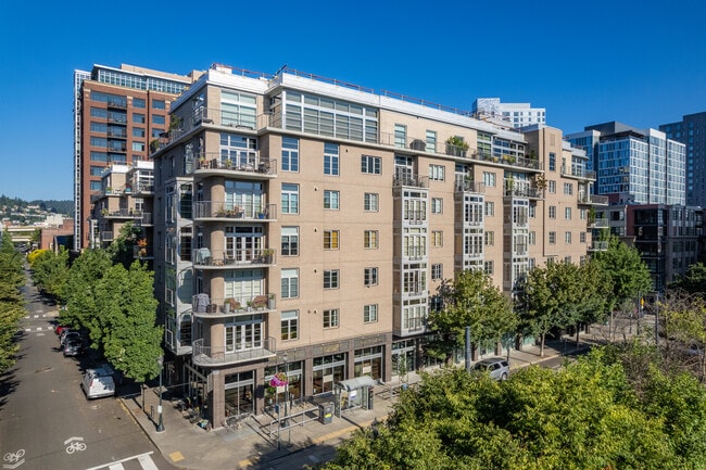 Bridgeport Condominiums in Portland, OR - Building Photo - Building Photo