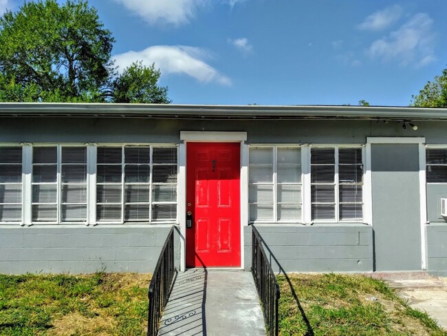 323 E Carson St in San Antonio, TX - Building Photo - Interior Photo