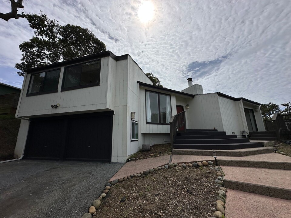 15180 Charter Oak Blvd in Salinas, CA - Building Photo