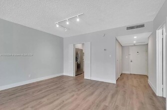 5401 Collins Ave, Unit 411 in Miami, FL - Building Photo - Building Photo