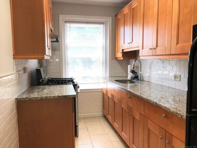 112 Woodside Green in Stamford, CT - Building Photo - Building Photo