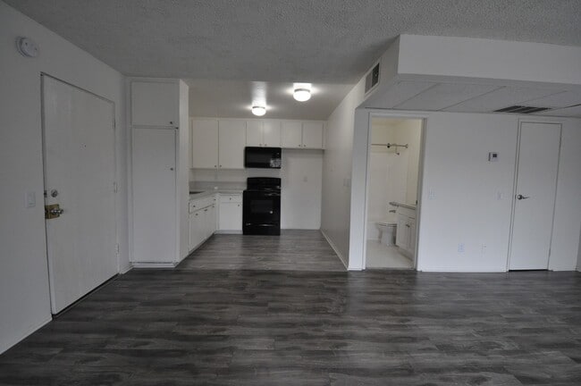 13800 Sherman Way, Unit 102 in Los Angeles, CA - Building Photo - Building Photo