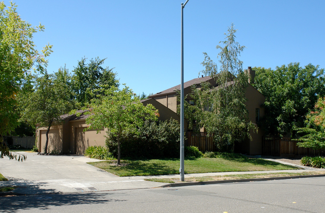 2938 Tachevah Dr in Santa Rosa, CA - Foto de edificio