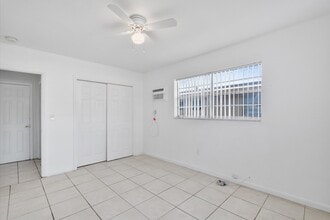 16100 NE 19th Ct, Unit 4 in North Miami Beach, FL - Foto de edificio - Building Photo