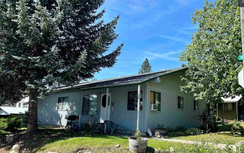 204 Cedar St in Cheney, WA - Foto de edificio