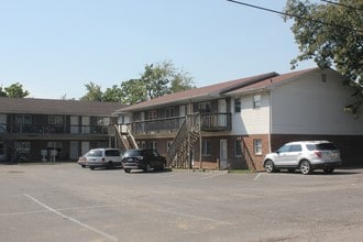 Elmwood Apartments in Boonville, IN - Foto de edificio - Building Photo