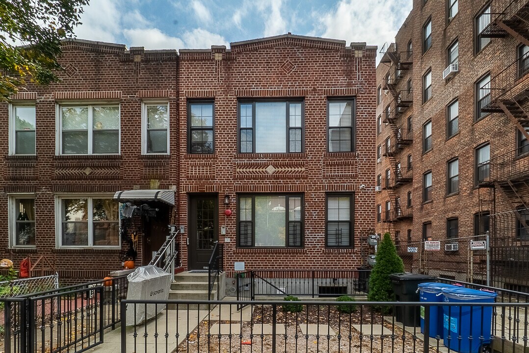 3279 33rd St in Astoria, NY - Building Photo