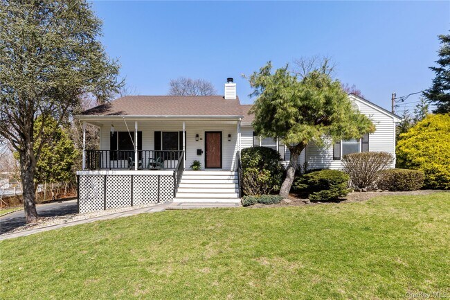 52 Summit Dr in Calverton, NY - Building Photo - Building Photo