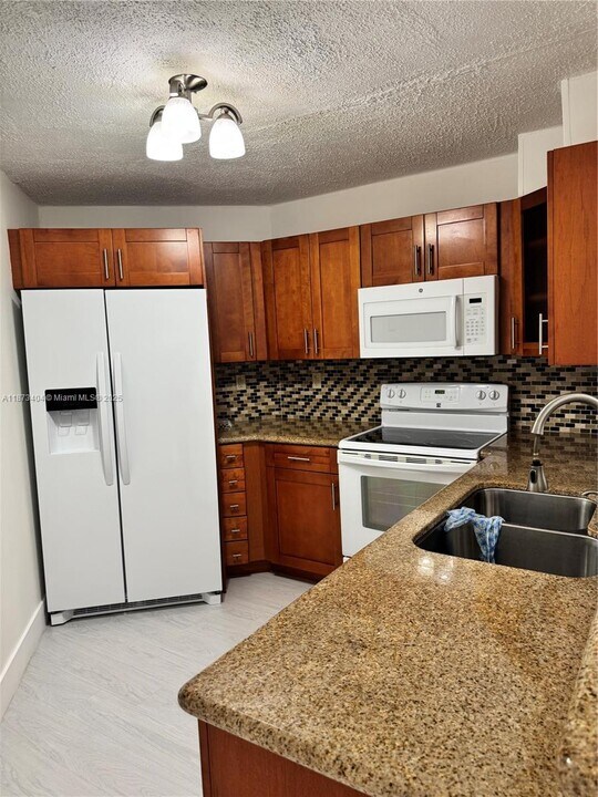 9427 Fontainebleau Blvd in Miami, FL - Building Photo