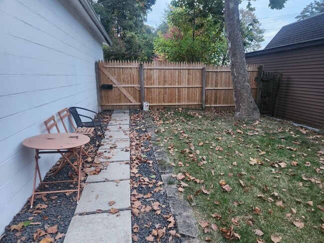 276 Convent Rd, Unit Apartment