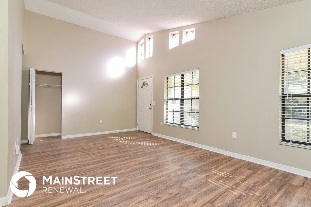 8153 Philatelic Dr in Spring Hill, FL - Building Photo