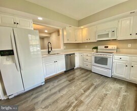 10323 Hampshire Green Ave in Fairfax, VA - Building Photo - Building Photo