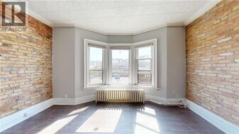 477 King St E in Hamilton, ON - Building Photo