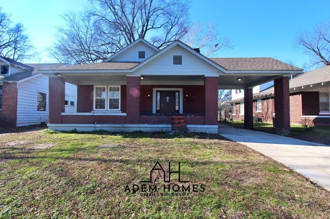 property at 909 N Willett St