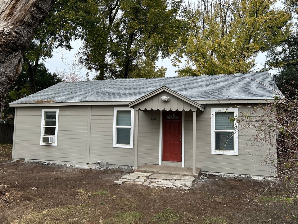 802 W 1st Ave in Chico, CA - Building Photo