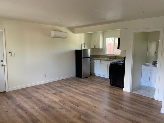 1075 Calle Ciruelo in Thousand Oaks, CA - Building Photo - Building Photo
