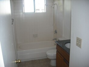 1136 Chalmette Ave in Ventura, CA - Building Photo - Building Photo