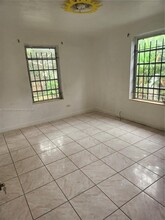 27 NE 43rd St in Miami, FL - Foto de edificio - Building Photo