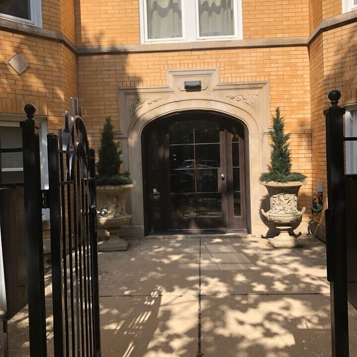 2858 W Shakespeare Ave-Unit -G in Chicago, IL - Building Photo