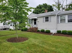 192 Spring St in Bridgewater, MA - Building Photo