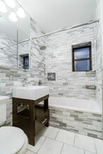 East 18th Street in New York, NY - Foto de edificio - Building Photo