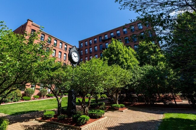Stockbridge Court in Springfield, MA - Foto de edificio - Building Photo