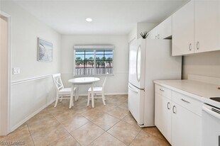 515 Gabriel Cir in Naples, FL - Building Photo