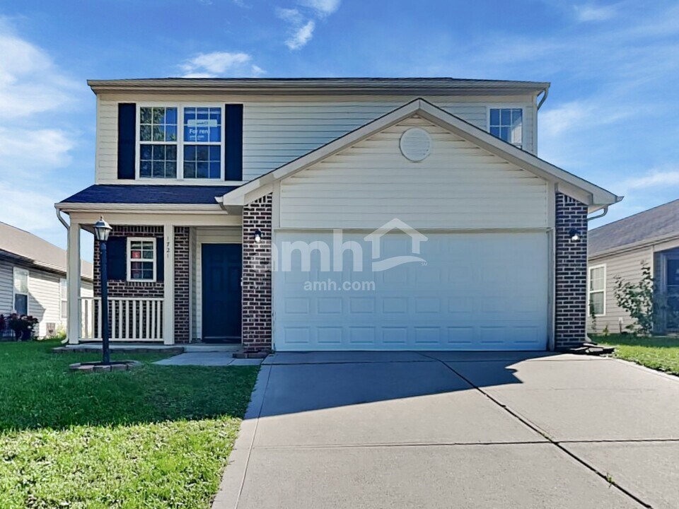 1721 Blue Lake Dr in Greenwood, IN - Foto de edificio