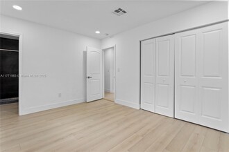 2560 NW 122nd St in Miami, FL - Building Photo - Building Photo