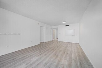 1665 Bay Rd, Unit 218 in Miami Beach, FL - Foto de edificio - Building Photo