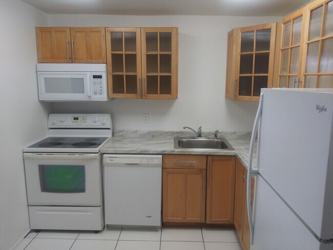 16950 W Dixie Hwy in Miami, FL - Foto de edificio - Building Photo